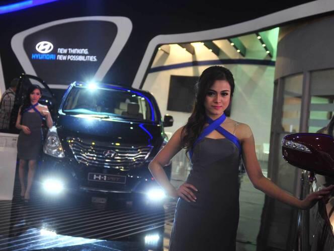 Kumpulan SPG-SPG di IIMS 2014