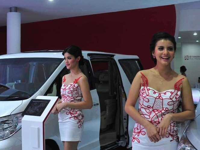 Kumpulan SPG-SPG di IIMS 2014
