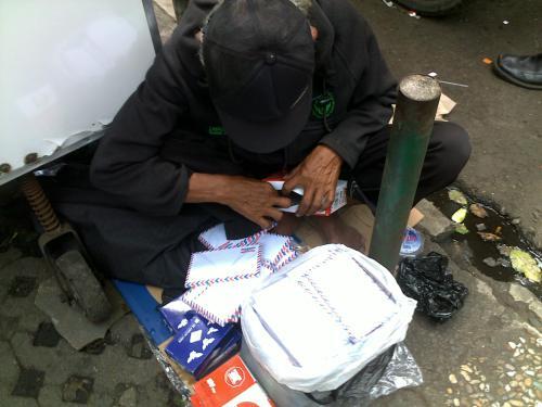 Ketabahan Bapak Tua Penjual Amplop