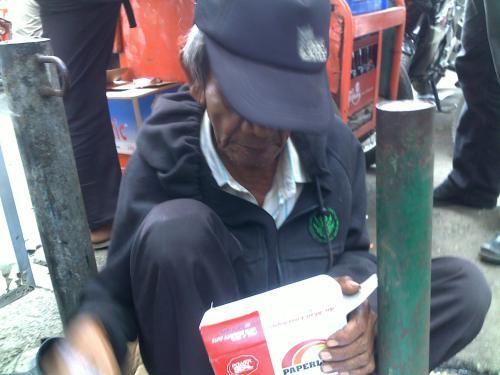 Ketabahan Bapak Tua Penjual Amplop