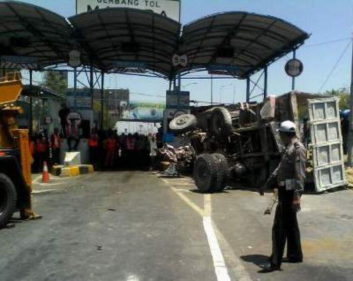 Tragedi Suramadu, Mobil Jazz Remuk Tak Berbentuk