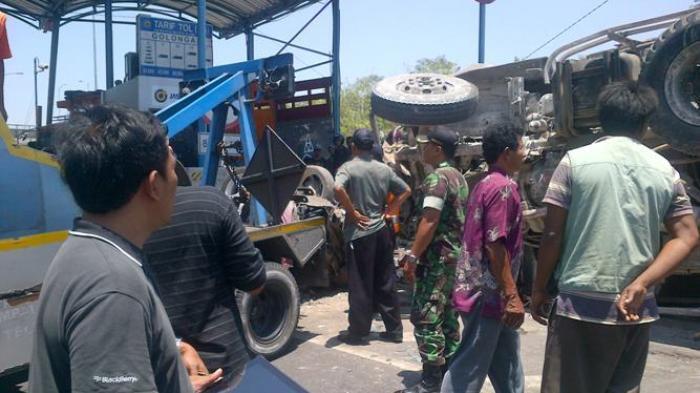 Tragedi Suramadu, Mobil Jazz Remuk Tak Berbentuk