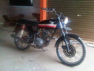 HONDA CB GELATIK putih striping merah-hitam