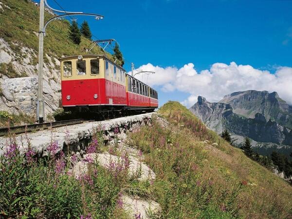 10 Perjalanan Kereta Paling Romantis Di Dunia