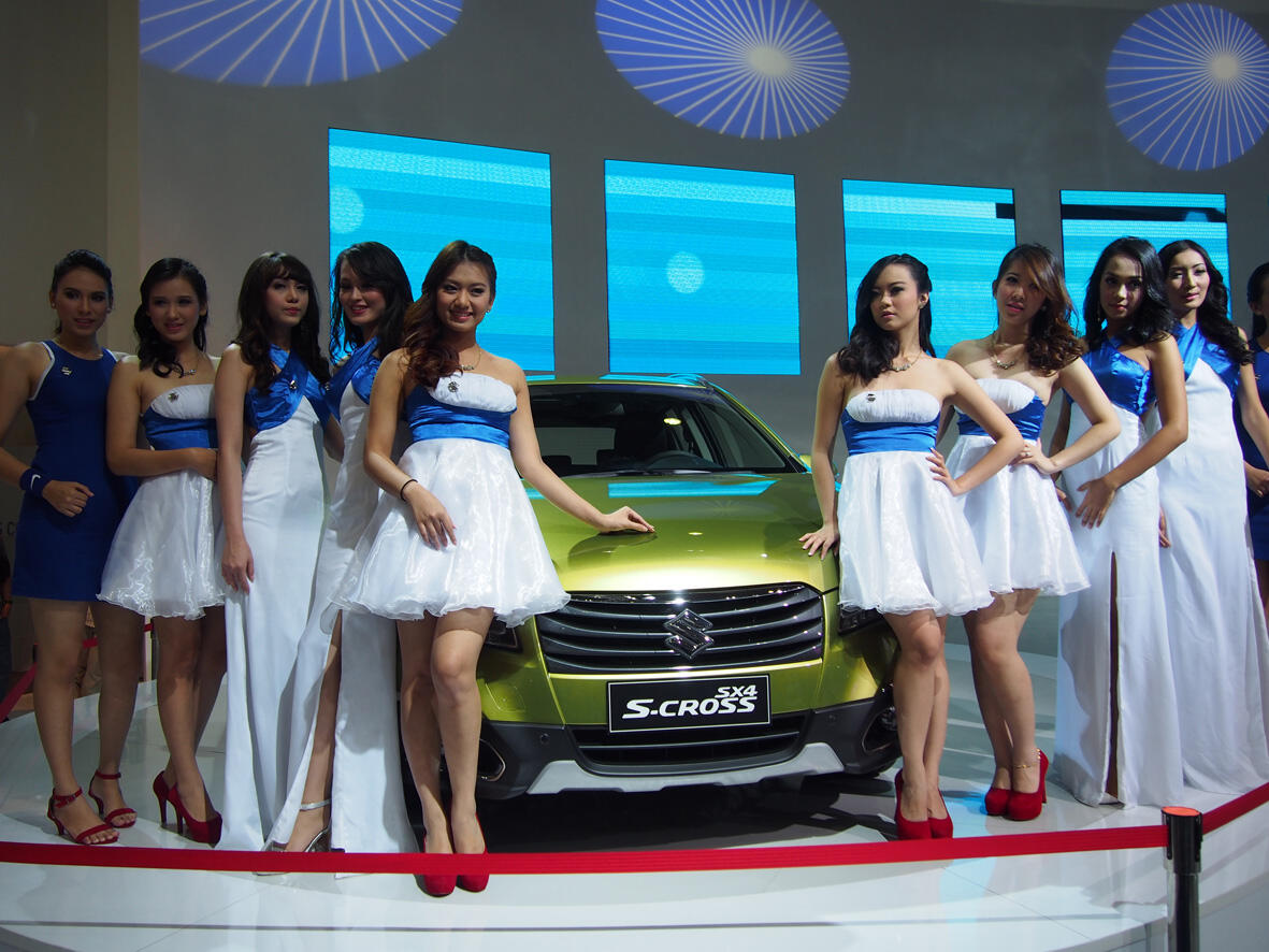 Ini Dia Gan, Reference Model &amp; Suzuki Angels di Booth Suzuki Pada IIMS 2014