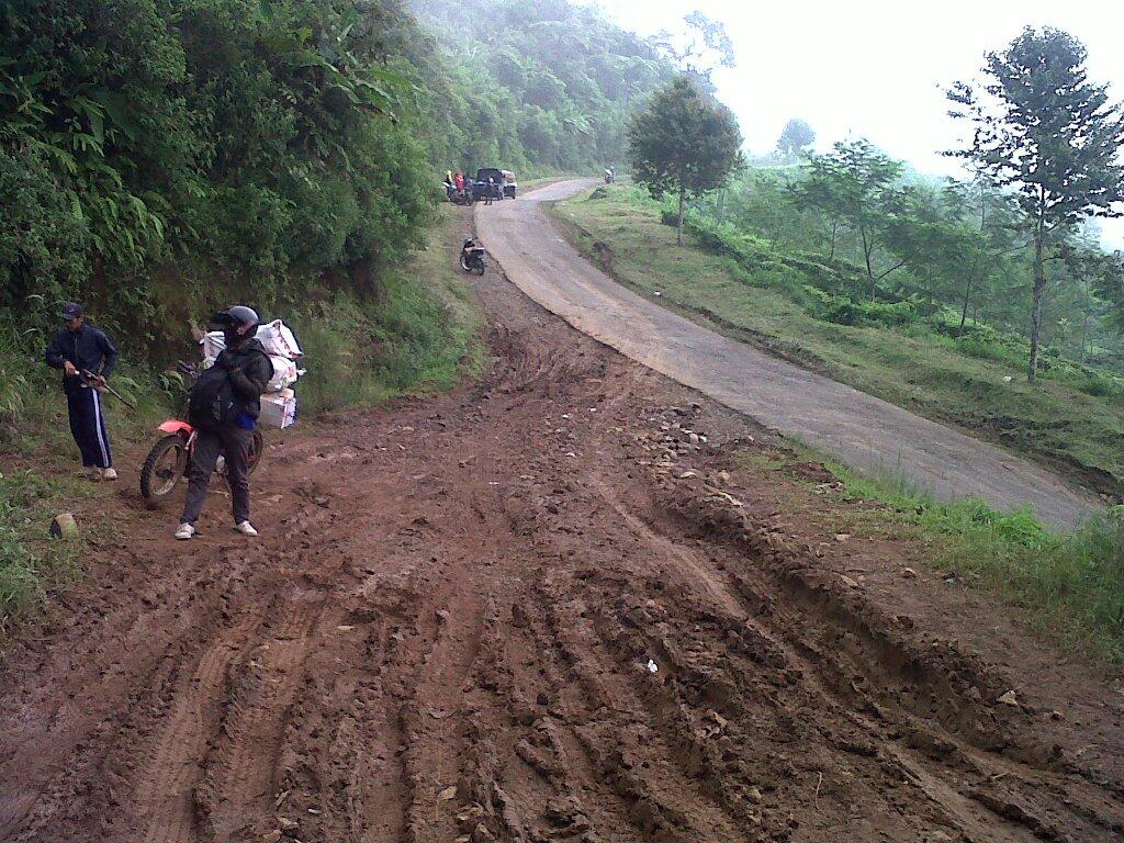 Ironis Jalan di Perbatasan di Provinsi Jawa Barat Masih Memprihatinkan