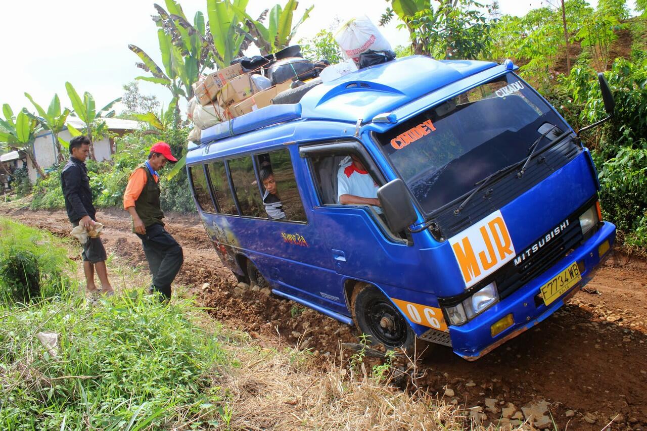 Ironis Jalan di Perbatasan di Provinsi Jawa Barat Masih Memprihatinkan