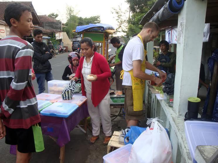 Waww ... Bule Amrik yg Jualan demi Sakit sang Isterinya yg Jawa itu, hanya minta Do'a