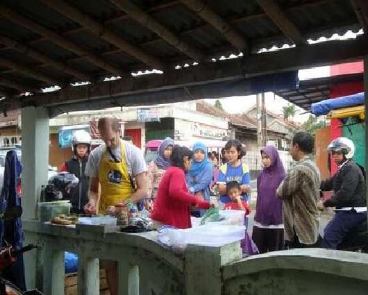 Waww ... Bule Amrik yg Jualan demi Sakit sang Isterinya yg Jawa itu, hanya minta Do'a