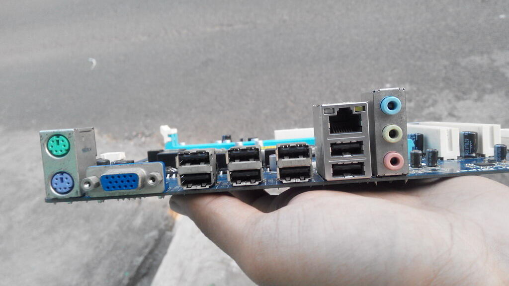 GIGABYTE H55 SOCKET 1156 YG BUTUH MASUK