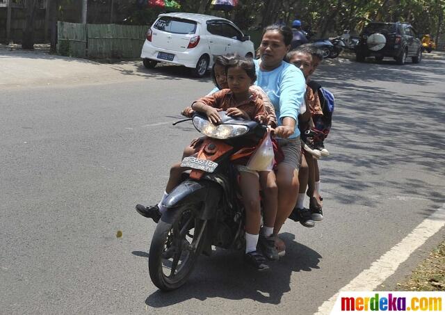 FOTO: Aksi Berbahaya Ibu Gendut Bonceng Lima Anak Sekolah Naik Motor