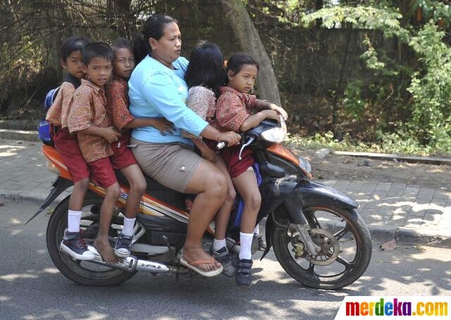 FOTO: Aksi Berbahaya Ibu Gendut Bonceng Lima Anak Sekolah Naik Motor