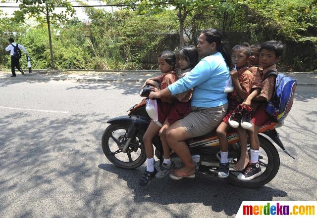 FOTO: Aksi Berbahaya Ibu Gendut Bonceng Lima Anak Sekolah Naik Motor