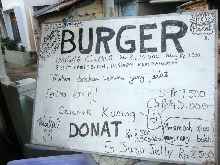 Mengharukan, demi biaya pengonatan istrinya, bule ini berjualan burger di Purwokerto
