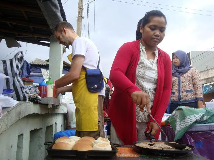 Mengharukan, demi biaya pengonatan istrinya, bule ini berjualan burger di Purwokerto