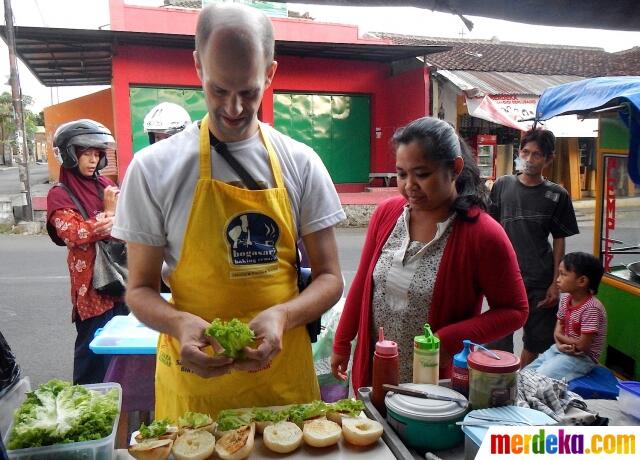 Mengharukan, demi biaya pengonatan istrinya, bule ini berjualan burger di Purwokerto