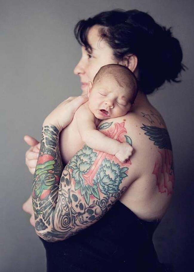 KELUARGA BERTATTO DENGAN ANAK KECILNYA