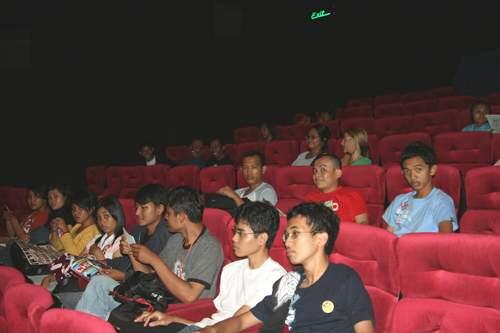 8 Hal Gila ini Jangan lu Lakuin Pas di Bioskop Gan !!