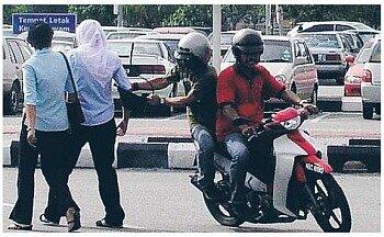 Ngerampok kok di kandang Singa