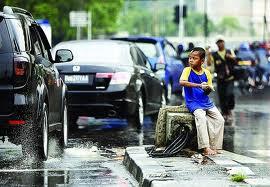 UNTUK DIRENUNGKAN: Kisah Kejujuran Dua Bocah Penjual Tissue di Pinggir Jalan