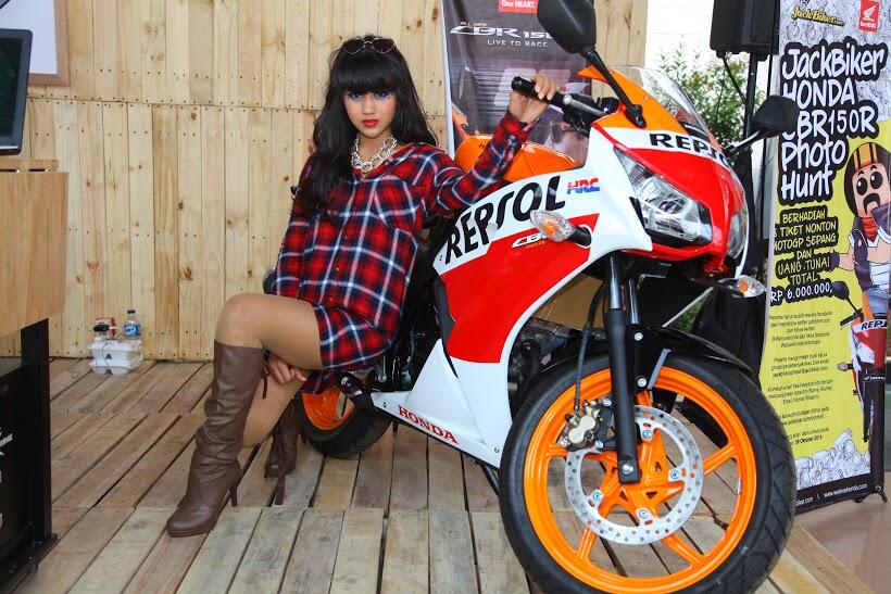 Model Sexy di atas Honda All New CBR150R