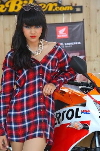 Model Sexy di atas Honda All New CBR150R
