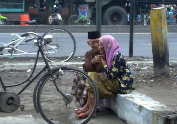 KISAH CINTA KAKEK KEPADA ISTRI YANG SUDAH TAK MENGENALNYA