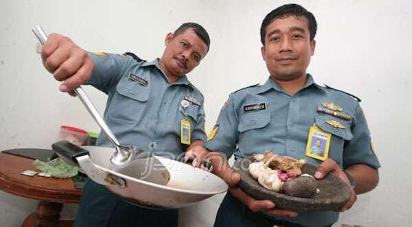 Kisah Juru Masak Kapal Perang Markas KRI Makassar
