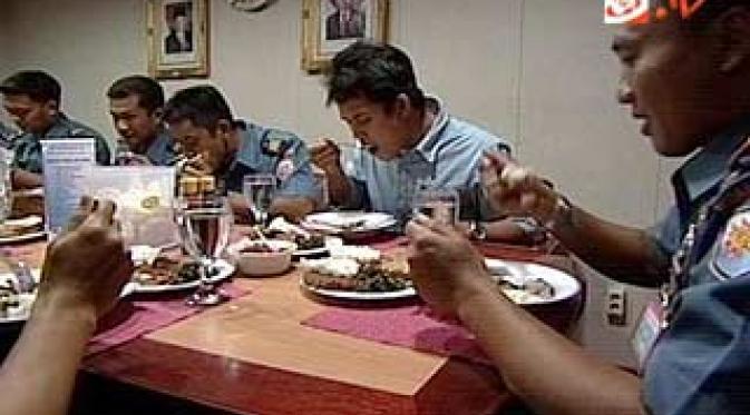 Kisah Juru Masak Kapal Perang Markas KRI Makassar