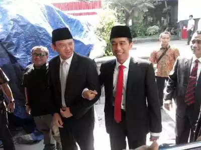 Mesranya! Jokowi-Ahok Gandengan Tangan Jalan ke DPRD DKI