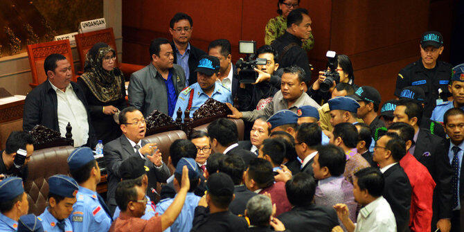 &#91;RIP Demokrasi&#93; Sidang Paripurna DPR putuskan Pilkada dipilih DPRD!