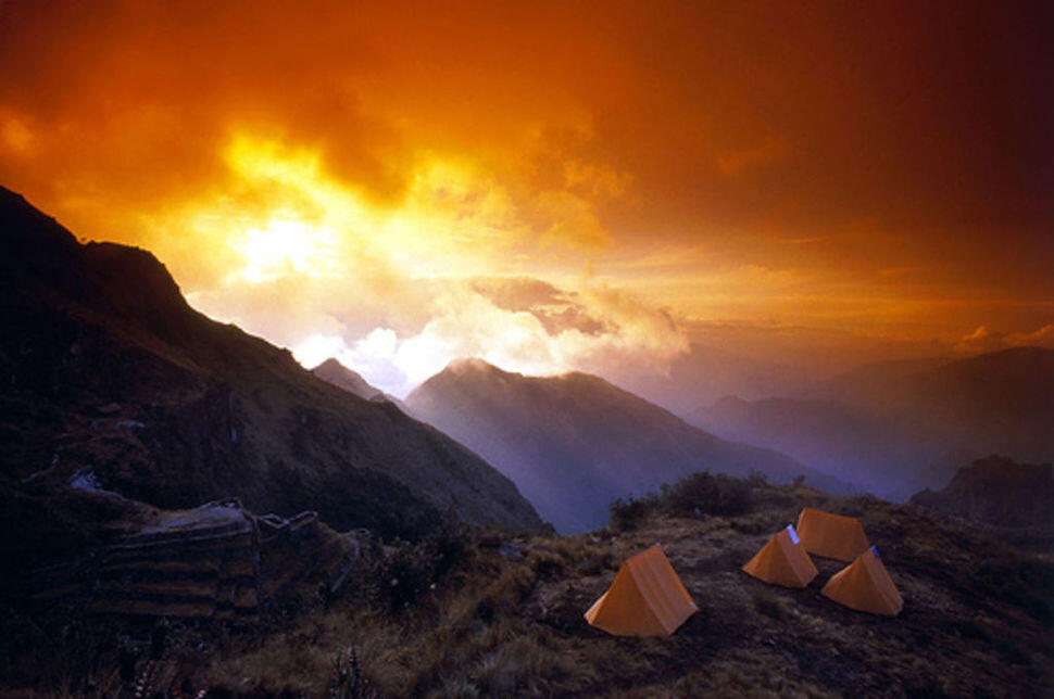INI GAN TEMPAT YANG KEREN UNTUK MENDIRIKAN TENDA ALIAS BERKEMAH