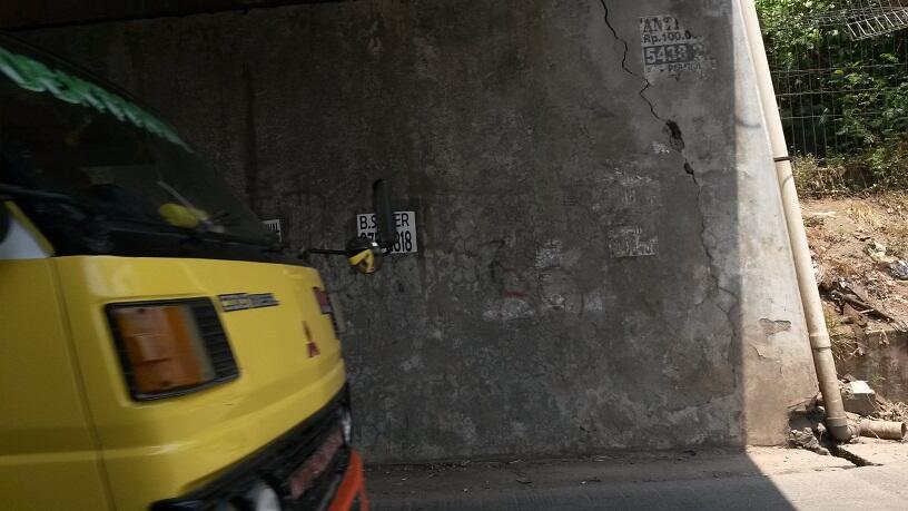 Tembok beton penyangga jalan tol Bandara arah ke Pluit Retak