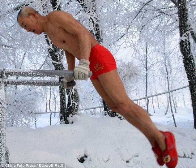 Musim Salju, Kakek Ini Olahraga Hanya Memakai Celana Dalam 