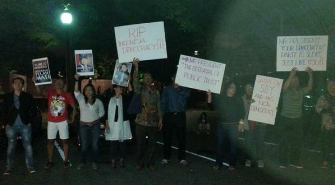 WNI Demo 'RIP Indonesia Democracy' ke SBY di Hotel Washington