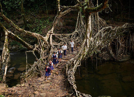 Foto Foto Perjuangan Tetap Sekolah Walau Jalan Yang Dilalui Mengerikan