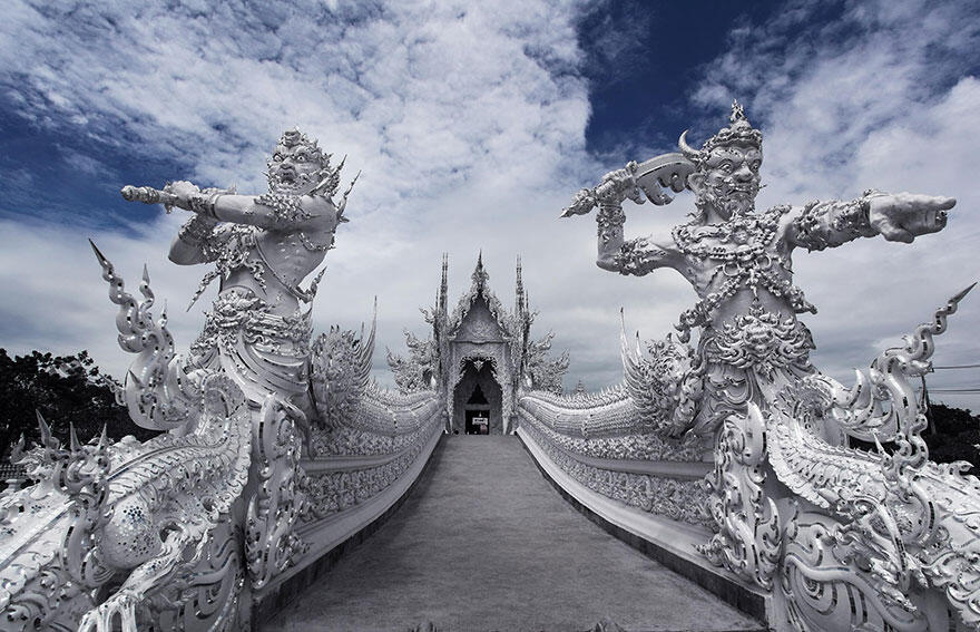 Kuil putih Thailand seperti turun dari surga