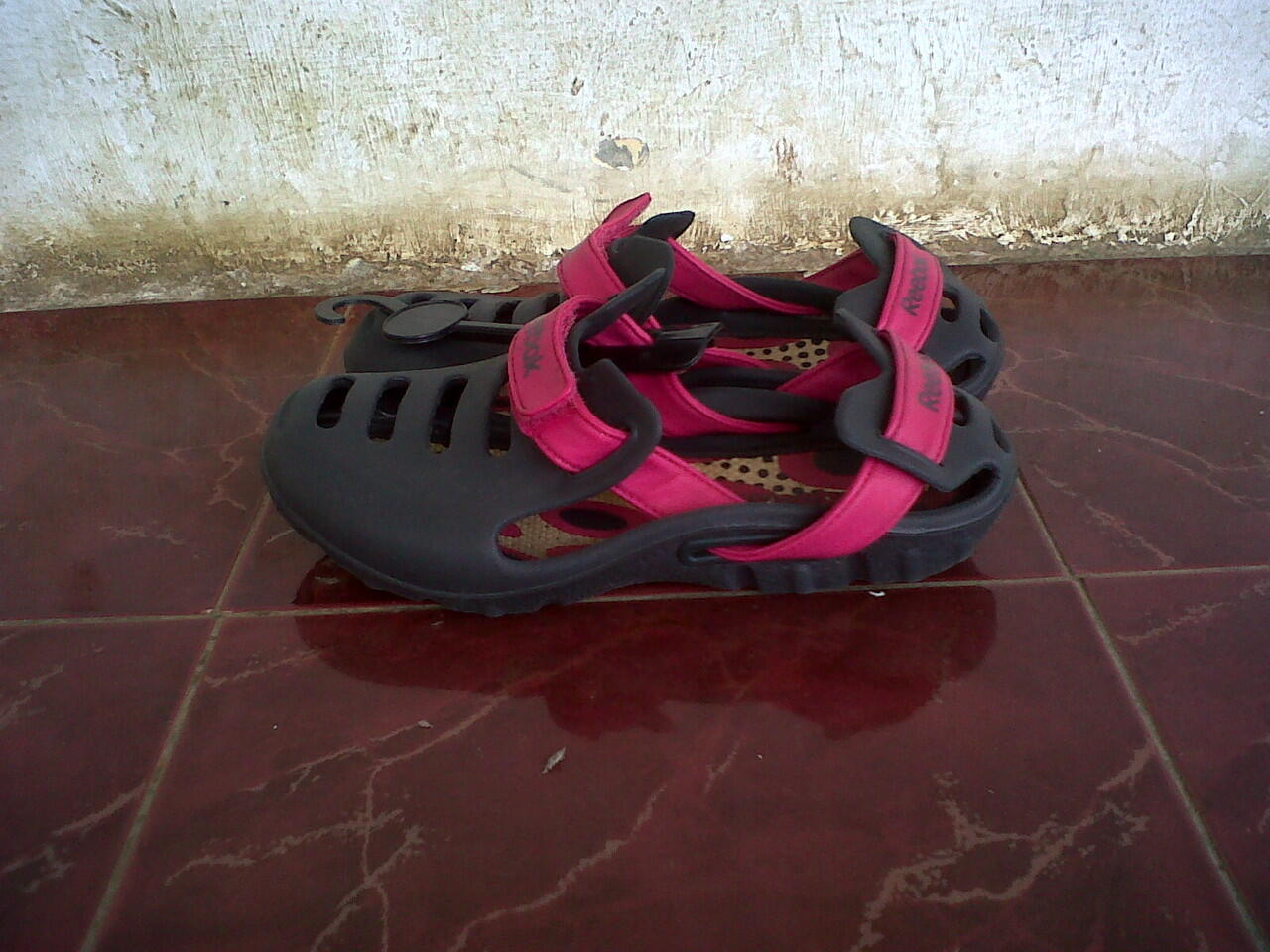 SEPATU SANDAL REEBOK ORIGINAL. SIZE 40 & 41 (CIBINONG)