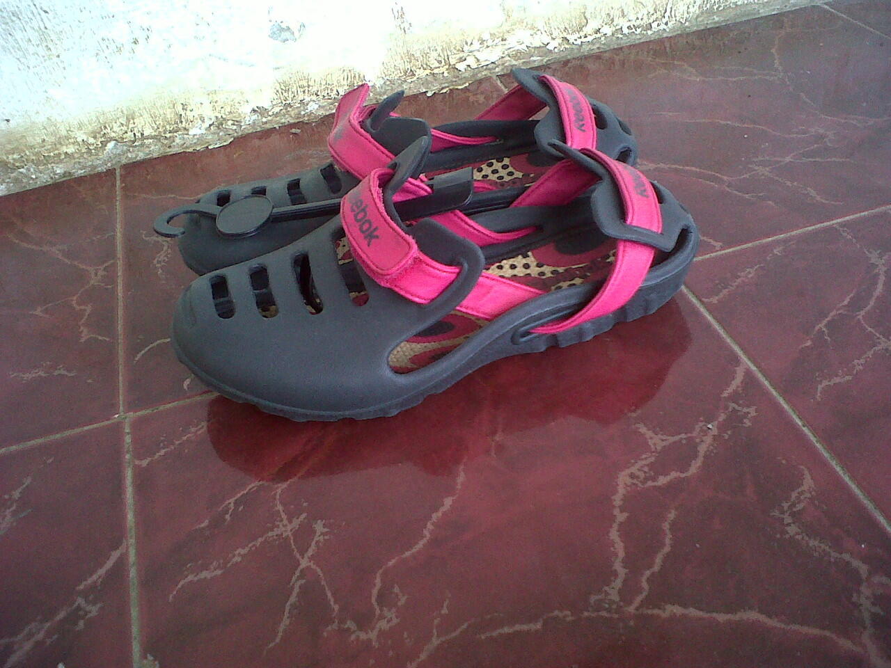 SEPATU SANDAL REEBOK ORIGINAL. SIZE 40 & 41 (CIBINONG)