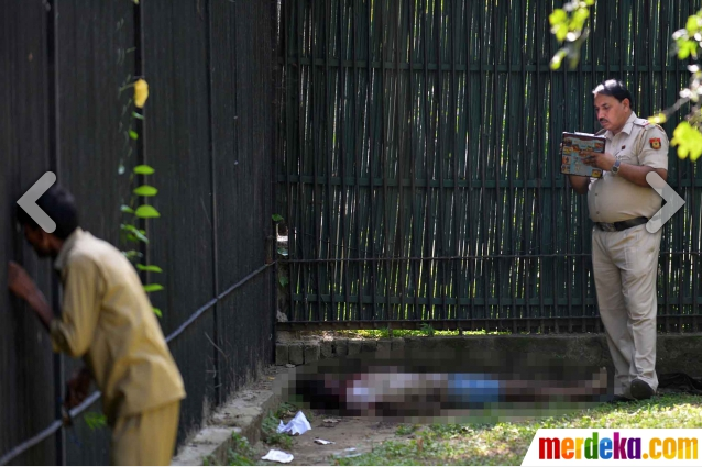 &#91;Pic + Video&#93; Harimau Makan Orang yang Jatuh ke Kandangnya