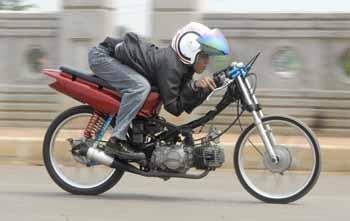Hal yang sering dilakukan saat belajar naik motor