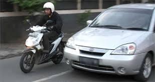 Hal yang sering dilakukan saat belajar naik motor