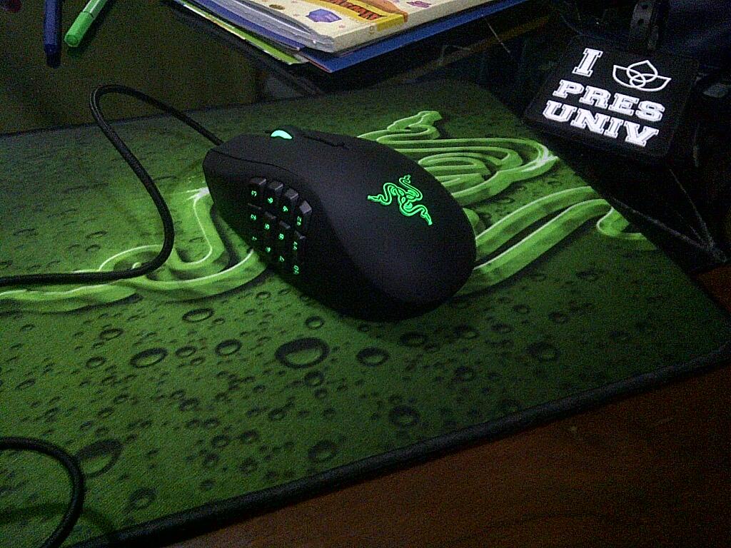 Razer synapse 2.0. Razer Naga читос. Razer Naga 2014 оборотная сторона. База зарядки для рейзер Нага. Райзер на 12 кнопок.