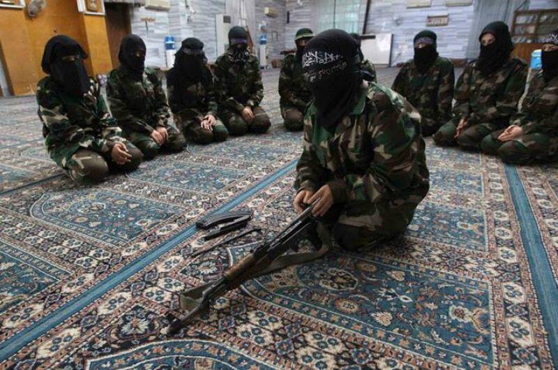 Foto Latihan Militer Mujahidah Dari Batalyon Ahbab al Mustafa