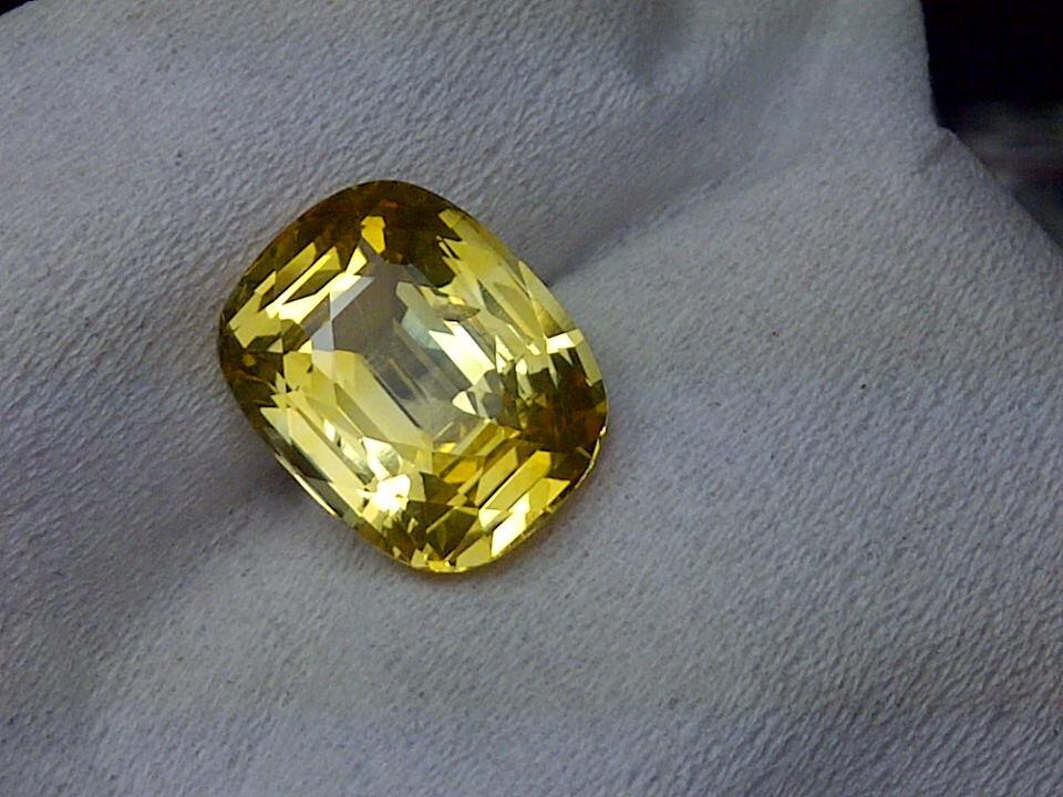 Yellow Sapphire Srilanka (Ceylon) 12 carat, luzter Top, 99% Clean