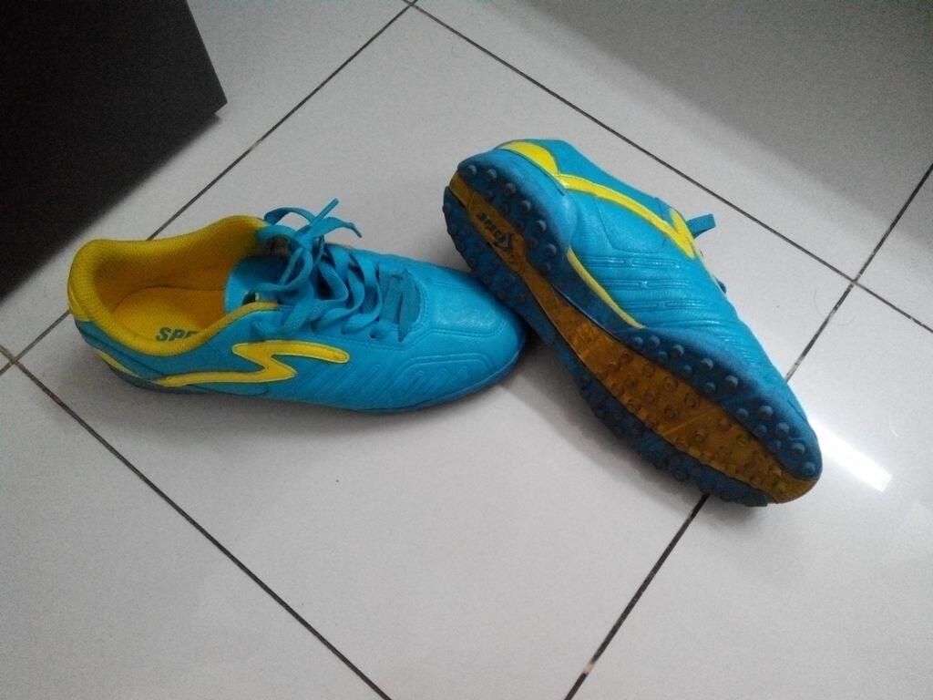 Terjual SEPATU  FUTSAL  SPECS GERIGI TURF Untuk Lapangan 