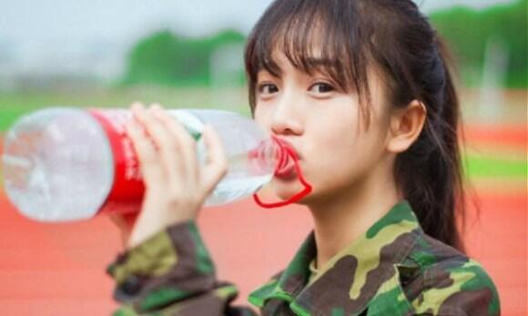 Kecantikan Tentara Wanita China Bikin Pria Jatuh Cinta