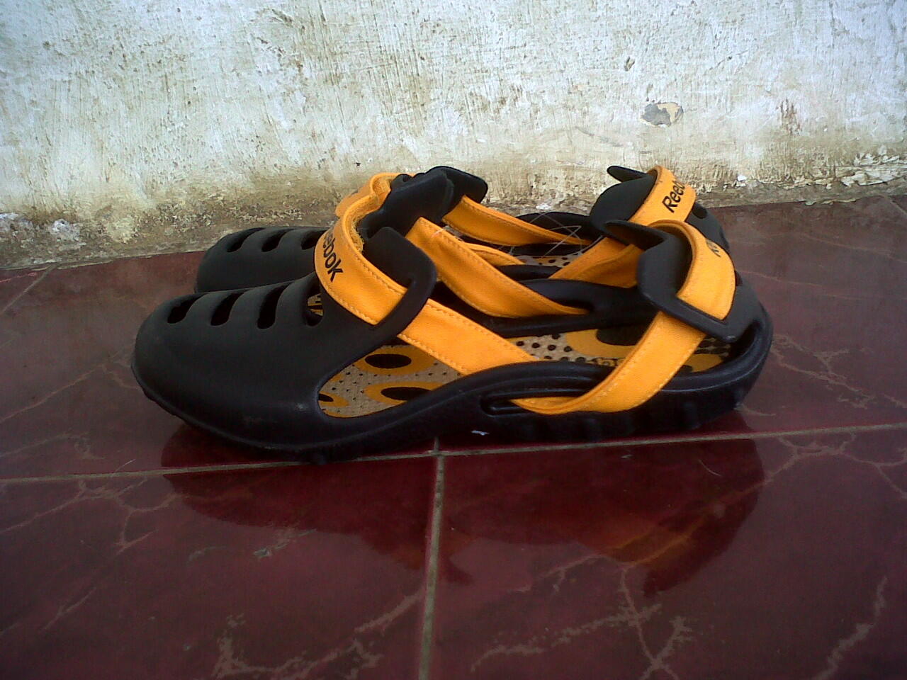 SEPATU SANDAL REEBOK ORIGINAL. SIZE 40 & 41 (CIBINONG)
