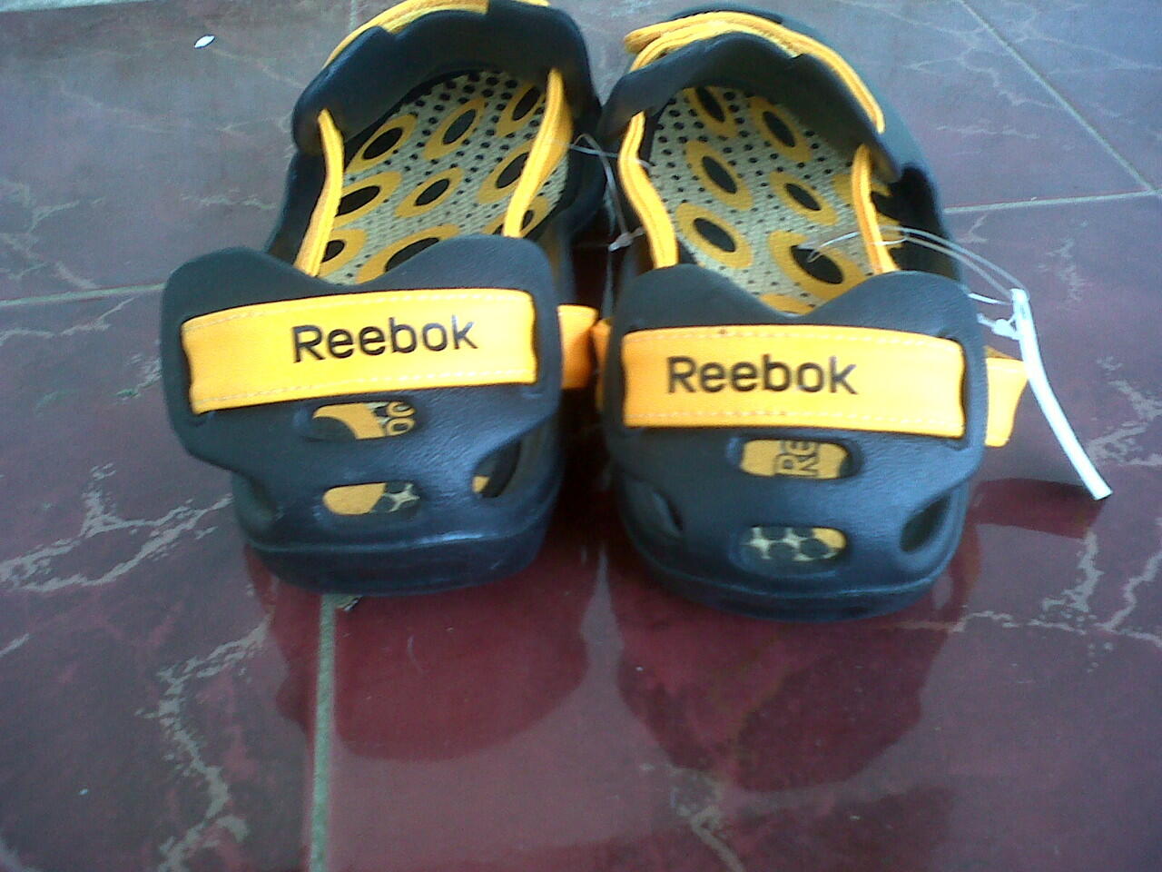 SEPATU SANDAL REEBOK ORIGINAL. SIZE 40 & 41 (CIBINONG)