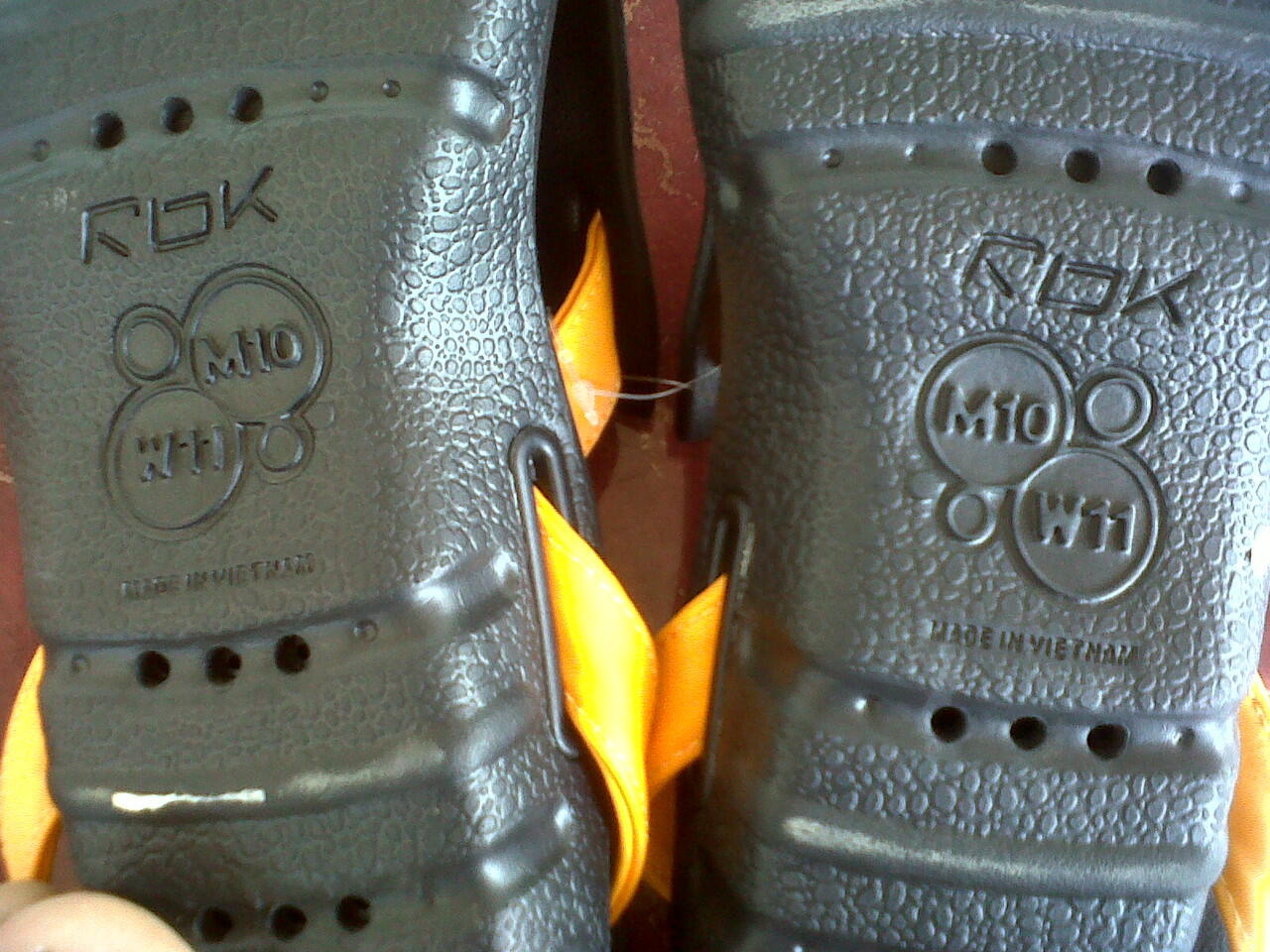 SEPATU SANDAL REEBOK ORIGINAL. SIZE 40 & 41 (CIBINONG)